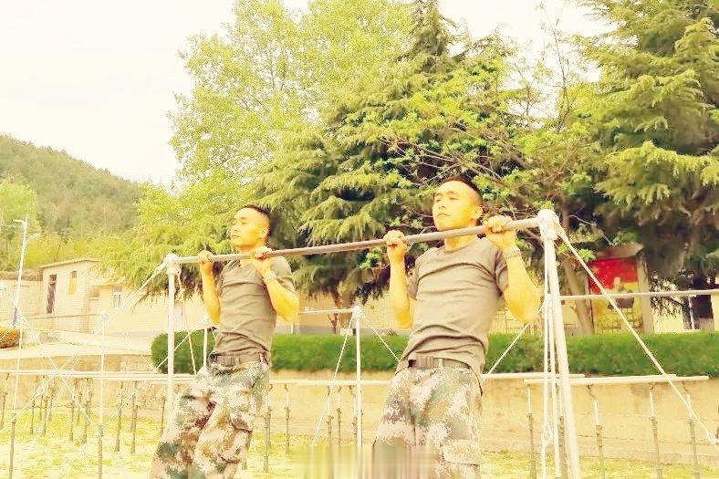 #前线熄灯号[超话]##军营晚点名##人民前线# 手抱弹丸身背钢枪肩负重任心怀祖