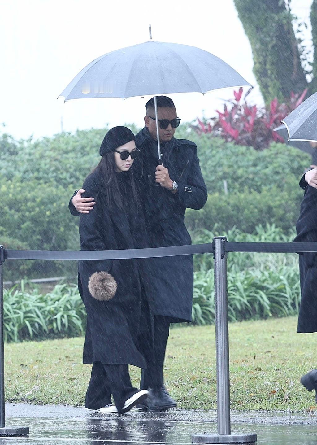 【大S纪念雕像揭幕】周渝民言承旭都去看大S了 2月2日，大S逝世一周年之际，大S