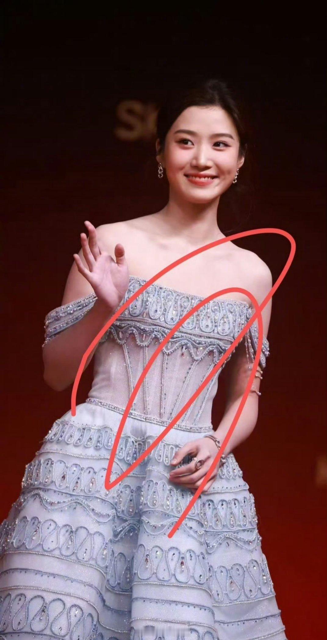 卢昱晓今天出席活动，结果粉丝都跑到了卢昱晓工作室底下吐槽去了，说卢昱晓身材管理不