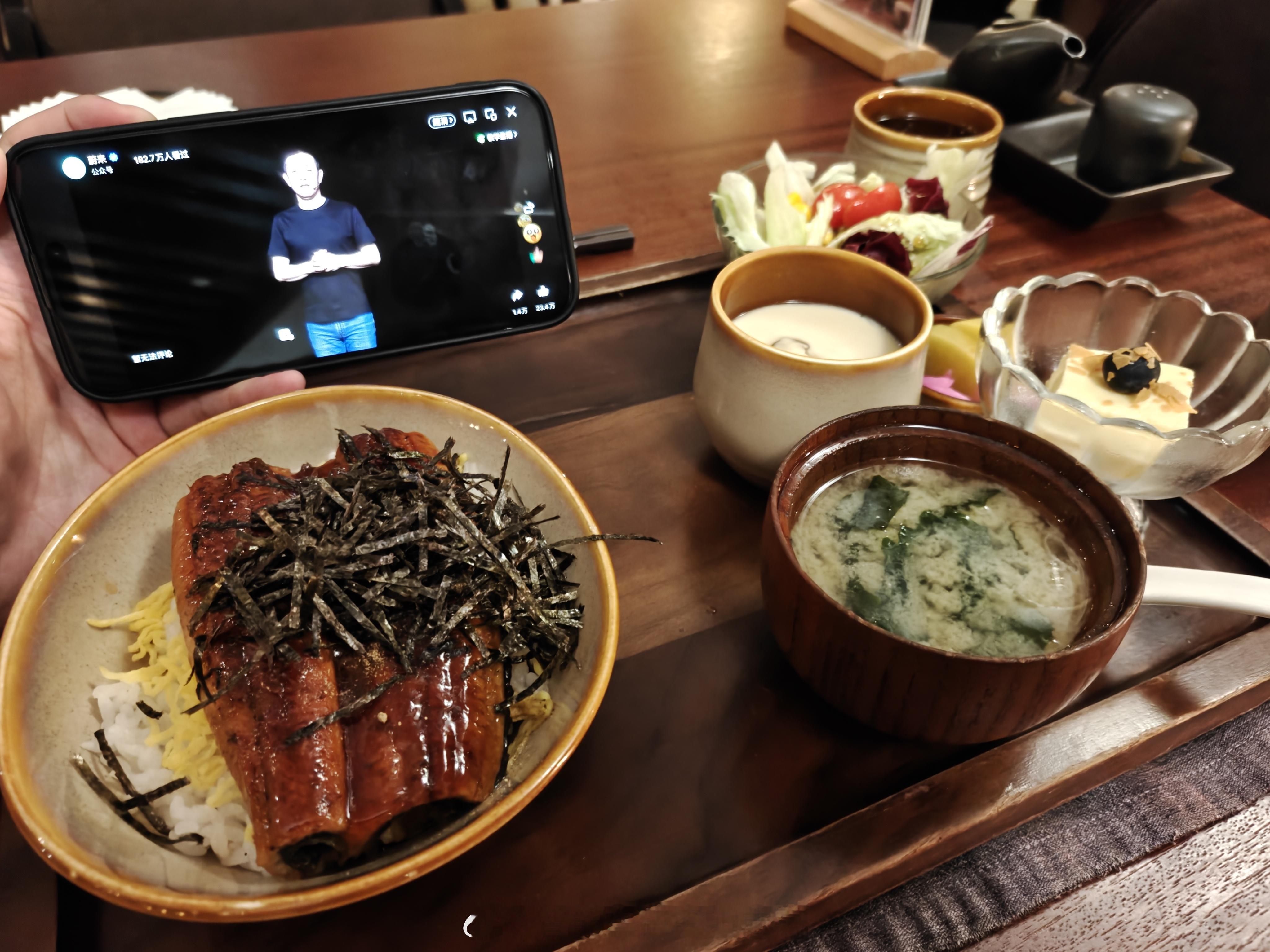 一边吃饭，一边期待斌神发布炸裂的价格[污]蔚来全新es8 ​​​