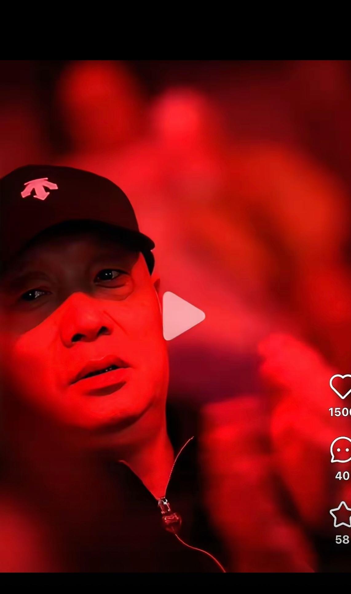 乒乓球大赛现场
杨指导默默守候只为看莎莎
师徒情深让人心里热乎乎

在乒乓球圈里