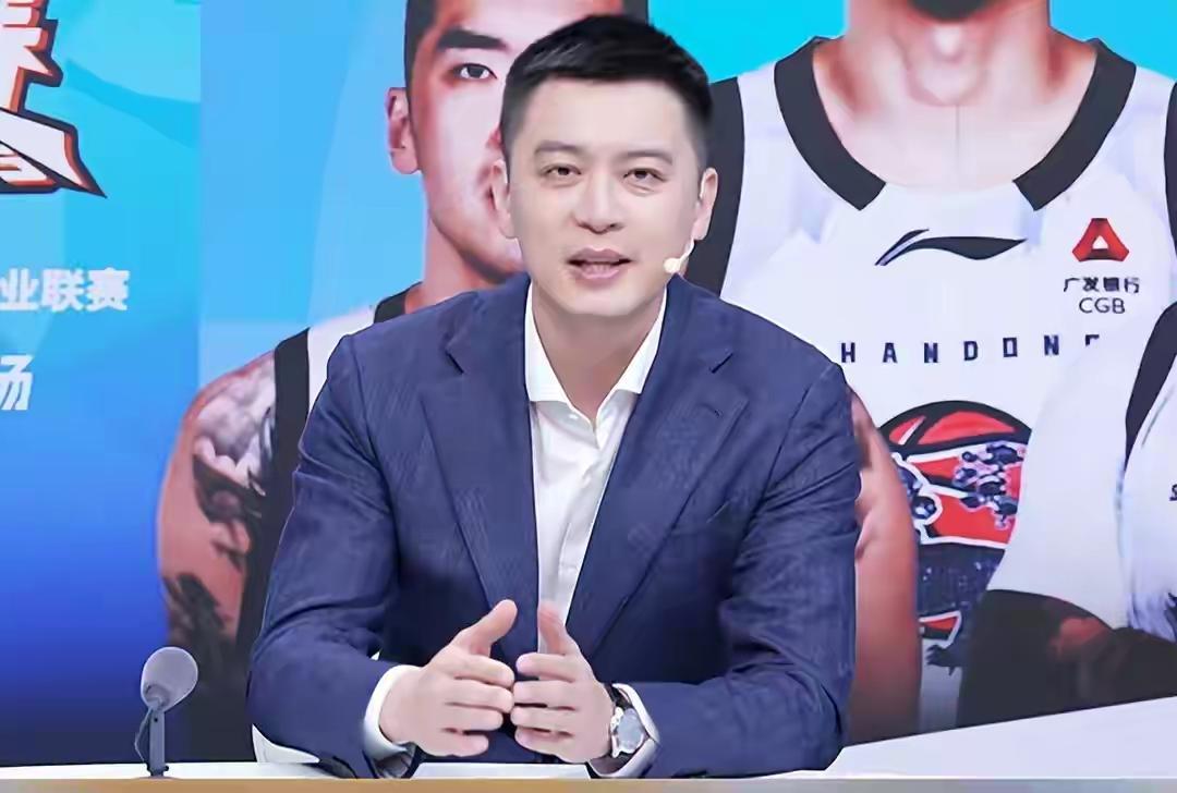 前辽篮主教练杨鸣接受媒体采访，被问到如何评价老将李晓旭，杨鸣说:我们一起奋战多年