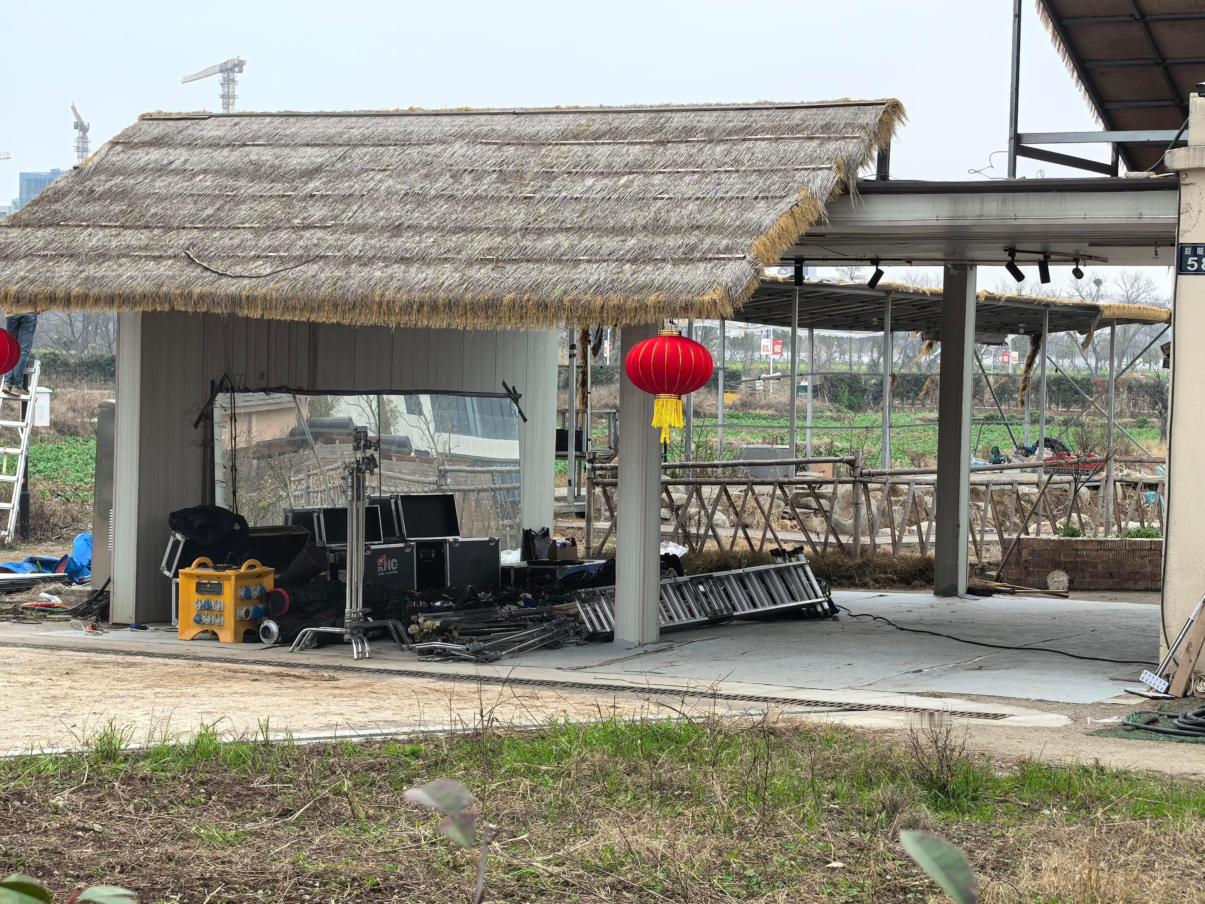 十个勤天 复工实感在安摄像头了工作人员一下就多起来了到处都是运设备的工作人员，太