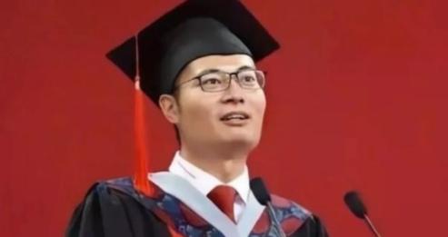 1999年，北大博士王永强携妻子移民美国，此后20年未曾回国与家人联系，其母亲病