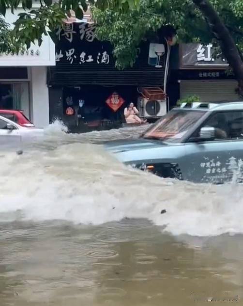 珠海“炸街哥”后续来了，
人进去了，车被砸了。
为什么会这样呢？
原来炸裂哥带着