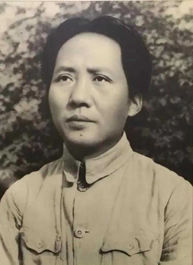 1933年毛主席发布命令：干部贪污500元以上的处以死刑。

1932年4月，时
