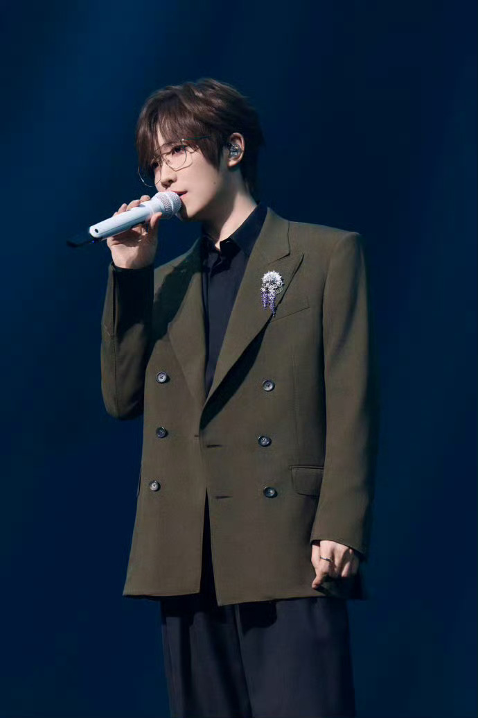 徐良演唱会时薪4000徐良演唱会直接开成年会！3小时狂撒20部手机，定制校服梦回