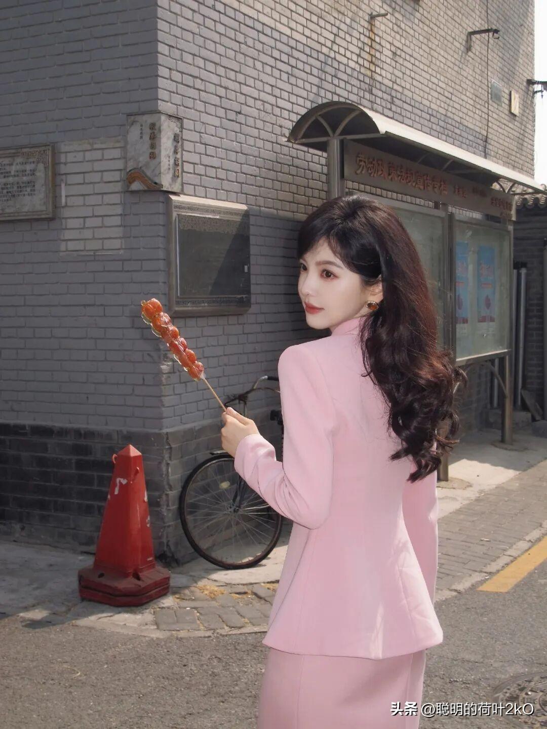 章若楠粉裙穿搭，魅力无限