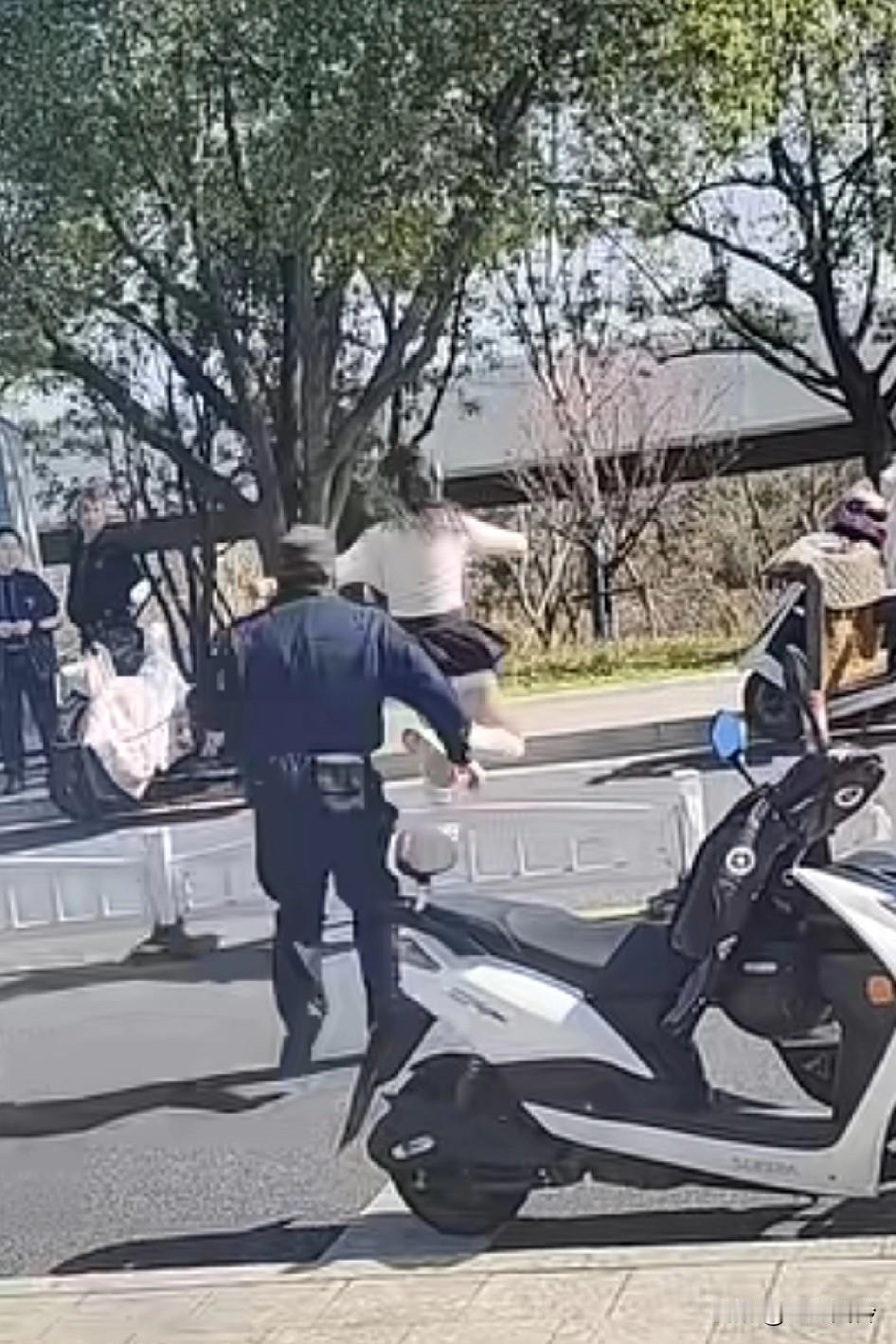 两个开直播打架，她要跳河了，警察来了十多个，女人疯狂起来真是要命啊
谁说女的没力