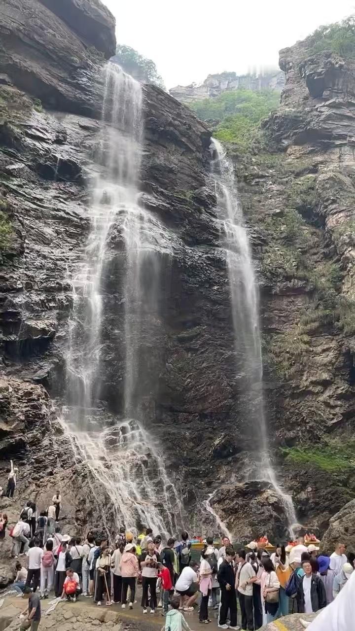 今天终于出外面旅游了一下，爬庐山三叠泉三个人共花费了差不多200块。少吗？[灵光