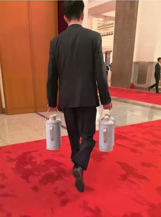 谁能想到！两会刚结束，火遍全网的竟是用了30年的老式热水瓶！

​​它能突然爆火