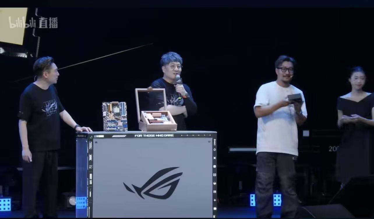 哇塞，周冠宇来啦！ROG20周年 发布会现场，作为ROG品牌代言人的他，带着满满