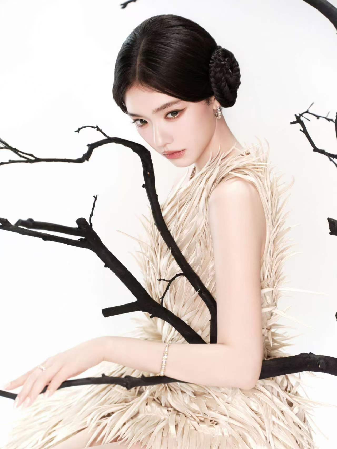 林允坐孙怡程潇中间 三个人都美得让人心动，这一排颜值太能打了💗 