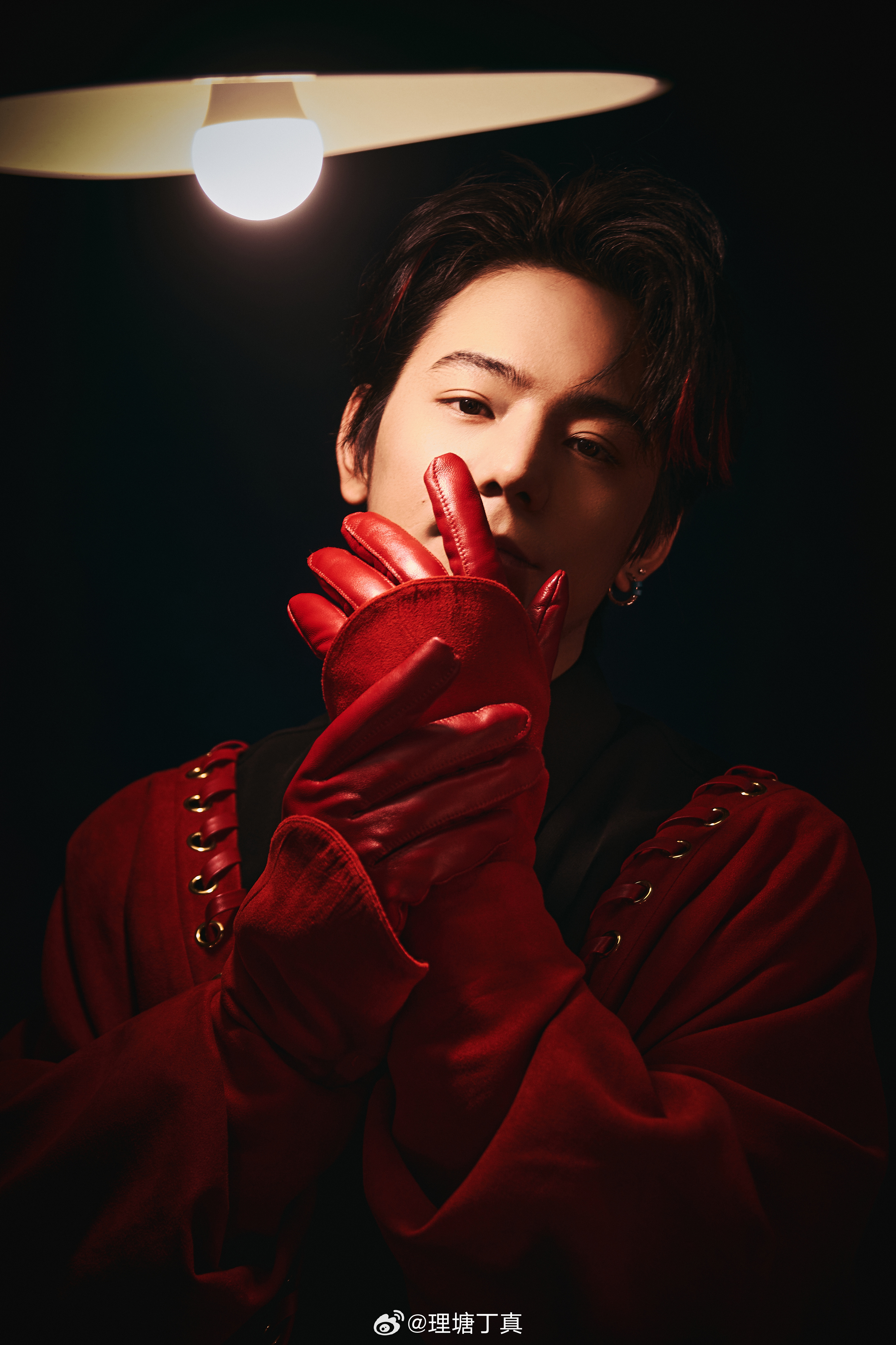 【丁真和红色的适配度】“春天是青稞发芽的时间，野心是自然给予我们的能量。”周末好