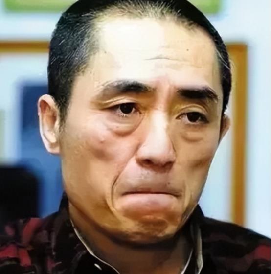 张艺谋身家40亿，他回到陕西老家，找到修自行车的残疾人弟弟说：“老弟，哥给你三个