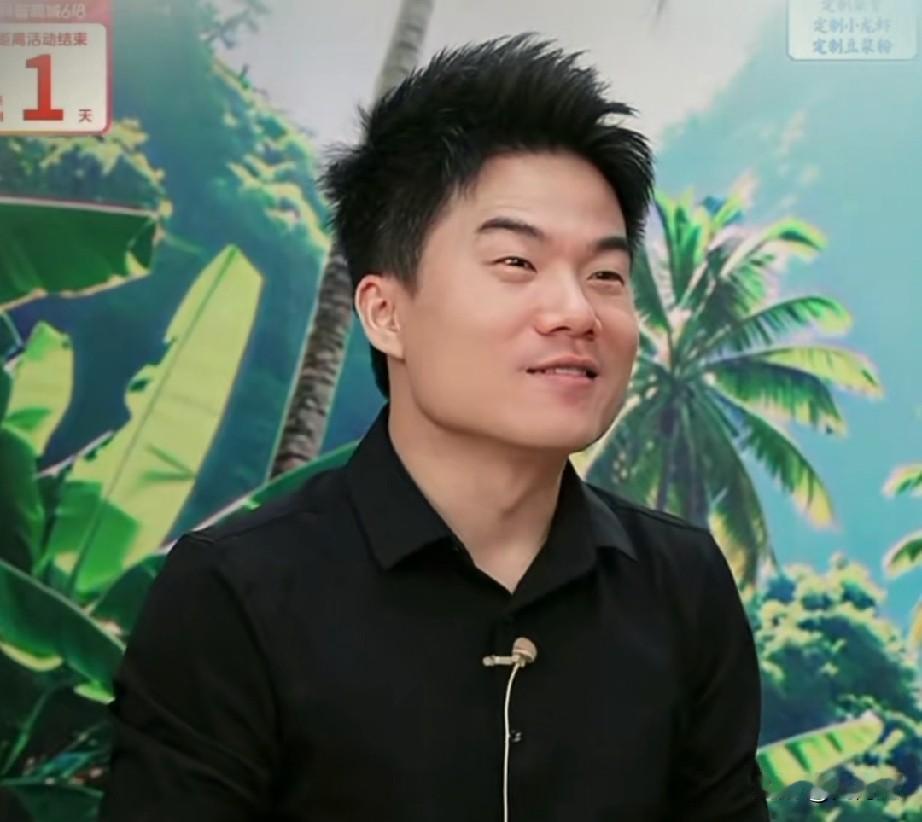 董宇辉网速是真快，还知道张凌赫。他素来喜欢自黑和自嘲。于是有了“张凌赫和我你选谁