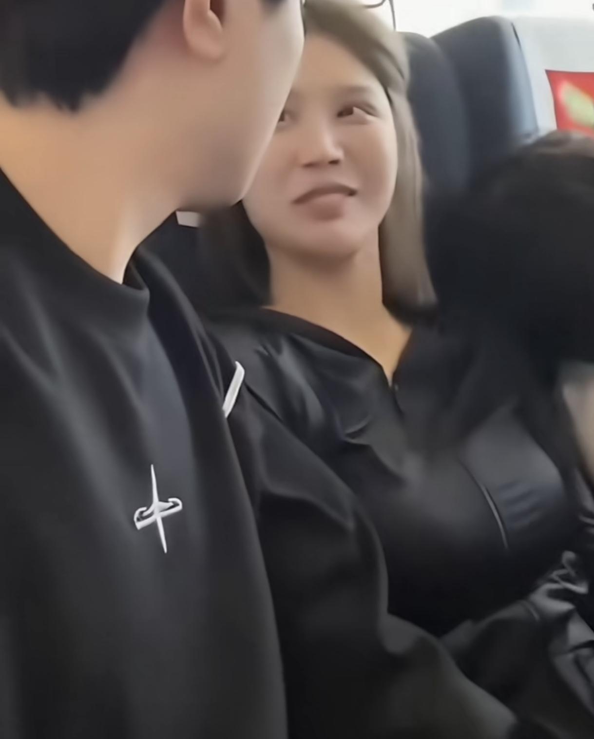 湖南，一对情侣坐地铁回家
途中，一陌生男子靠在女生肩膀上睡着了
女生却笑着说：不