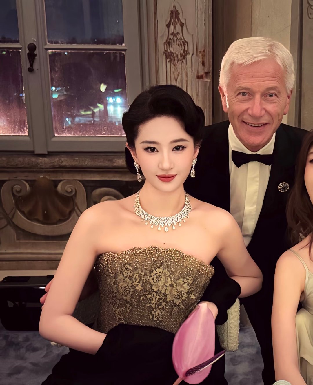 刘亦菲珠圆玉润 富贵花具像化了 