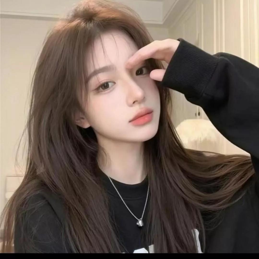 温柔少女心，轻抚脸颊，柔情似水。少女感笑容 温柔美少女 温柔气质少女风 温柔感美