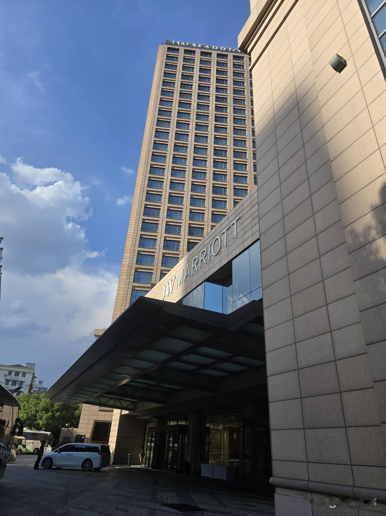 杭州JW 万豪一股霉味，有点受不了
25层景观遮挡严重。屋内完全不通风 一股老酒