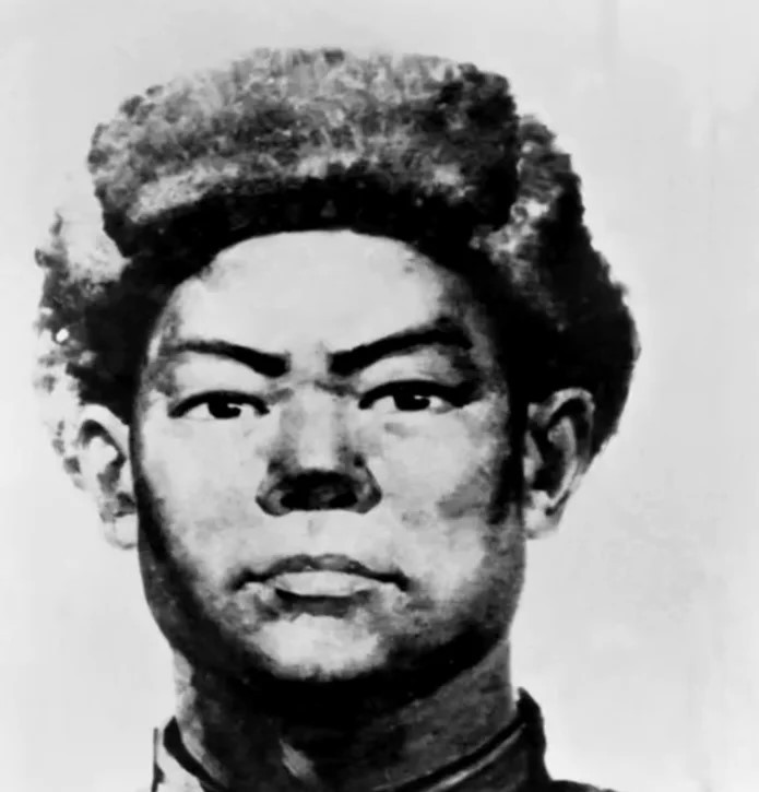 黄继光堵枪眼是真是假？今天把真相讲清楚 有人说“黄继光堵枪眼是假的”，还说肉体挡