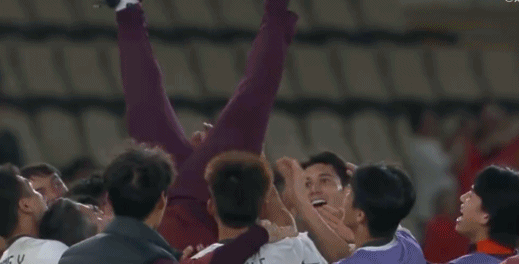 U23国足晋级亚洲杯决赛 安圣！赛后，U23队员将主帅安东尼奥高高抛起！ 