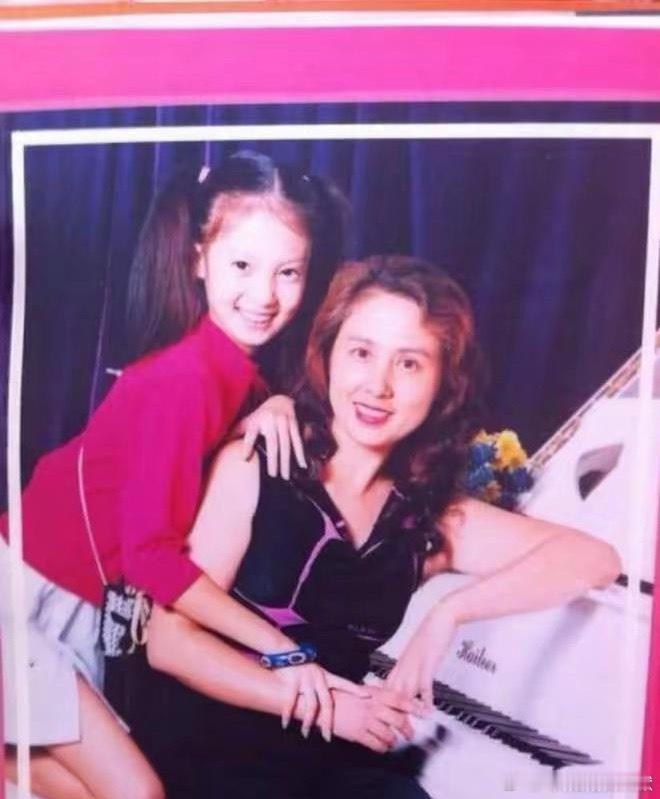 我信金晨没有整容，太像妈妈了，金晨不知道什么时候就开始被质疑整容，尽管她否认，但