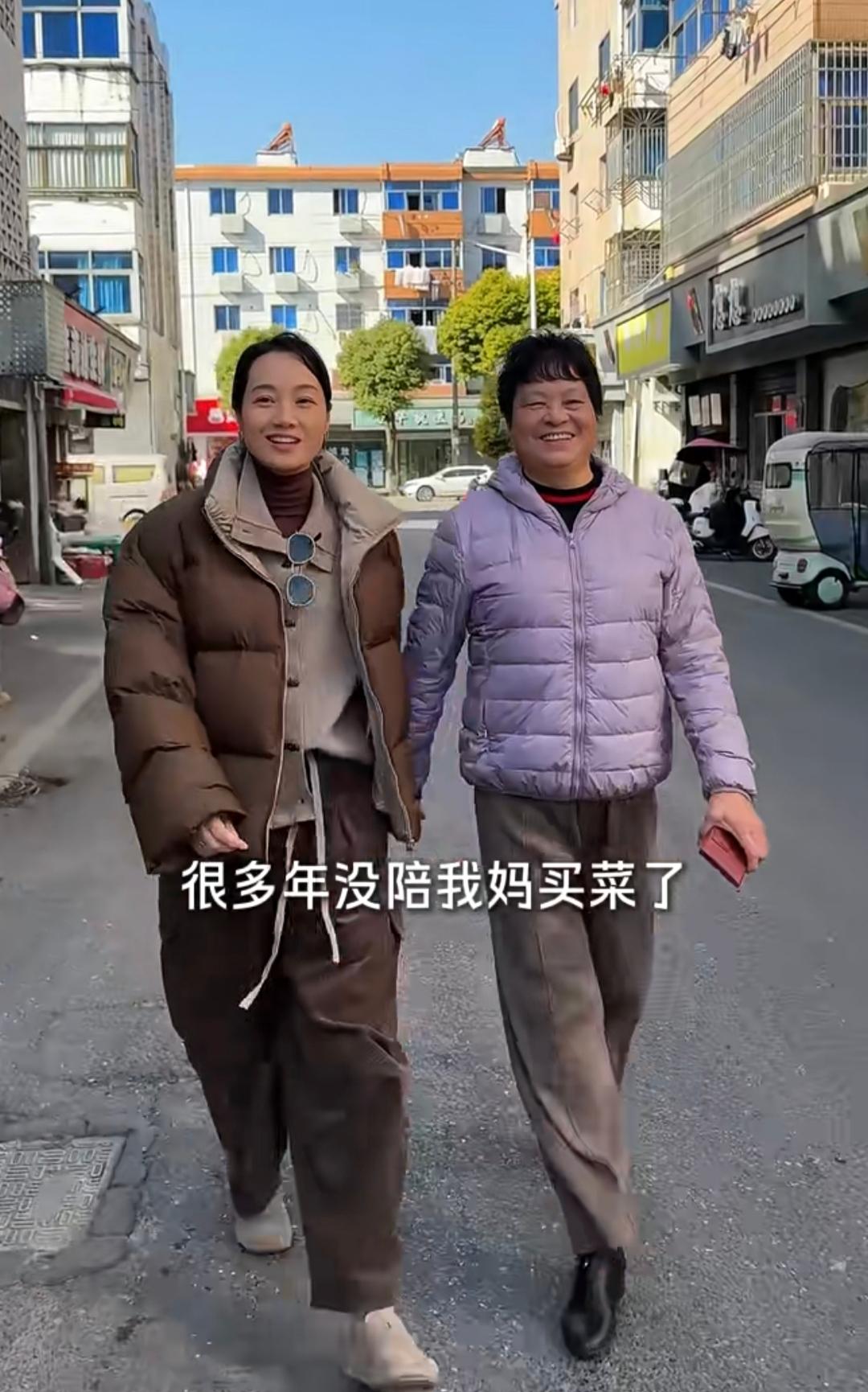 44岁朱丹带女儿回浙江金华老家探亲，朱丹妈妈罕见露面，家中朴实无华！
12月14