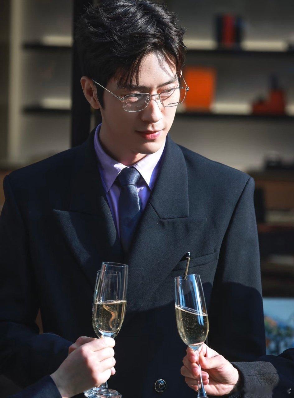 井柏然 熹妃回宫 早春晴朗开机路透太绝！黑西装搭墨镜气场拉满，这才是霸总栾念的正