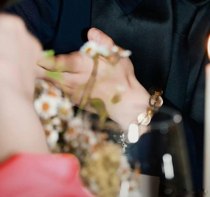 丁禹兮把水晶手串拆了送粉丝丁禹兮送粉丝自己戴的黑发晶手串 这是中文吗？？丁禹兮把