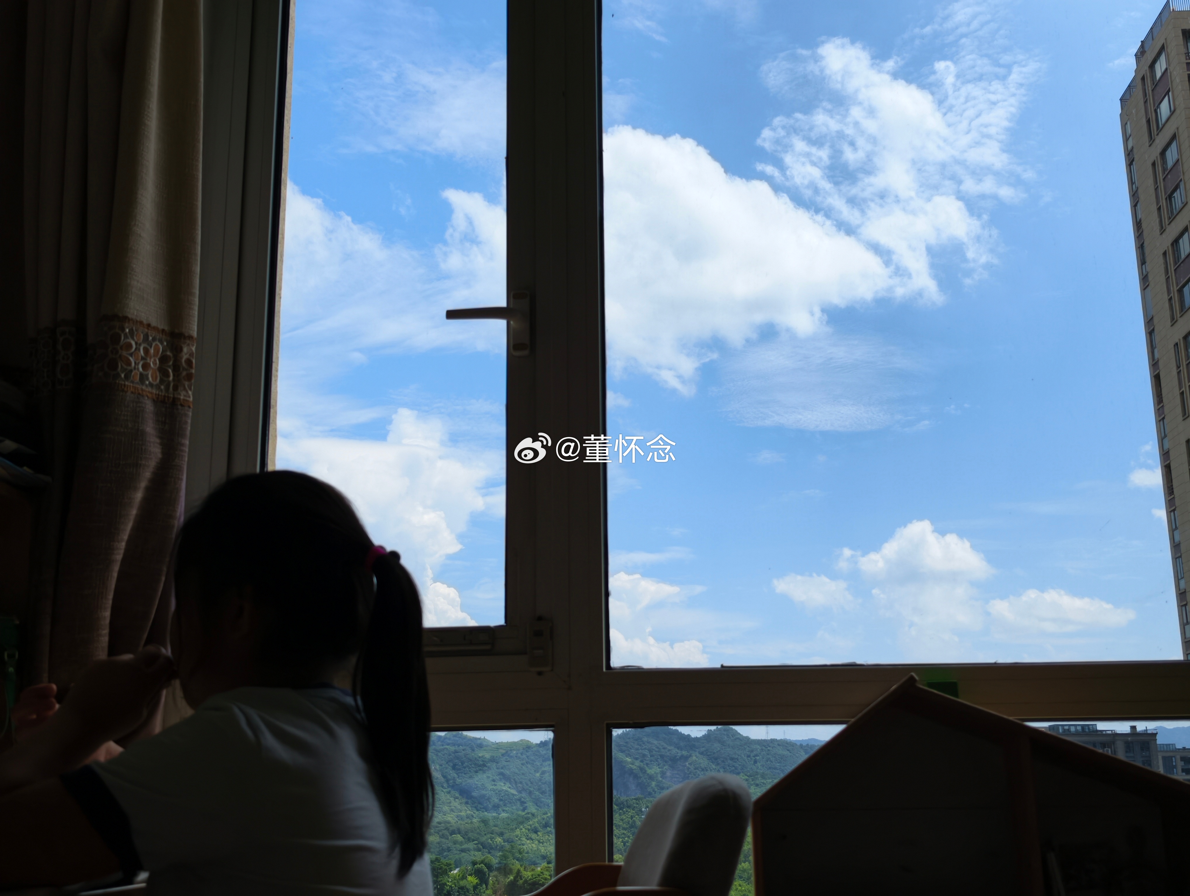 蓝天、白云、青山，以及一个不想写作业的小孩儿。 