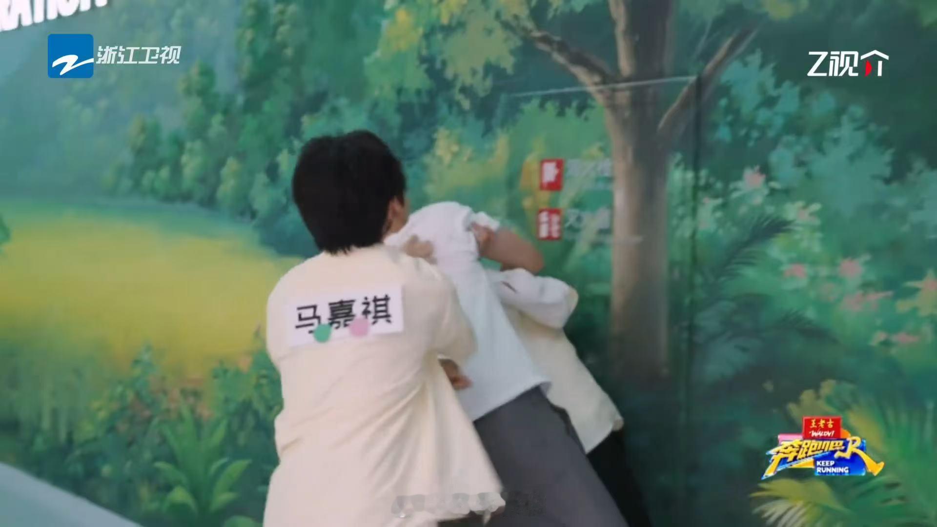 刘耀文夸李昀锐太有劲了奔跑吧 刘耀文被撕后没有抱怨直接夸李昀锐太有劲了，这孩子格