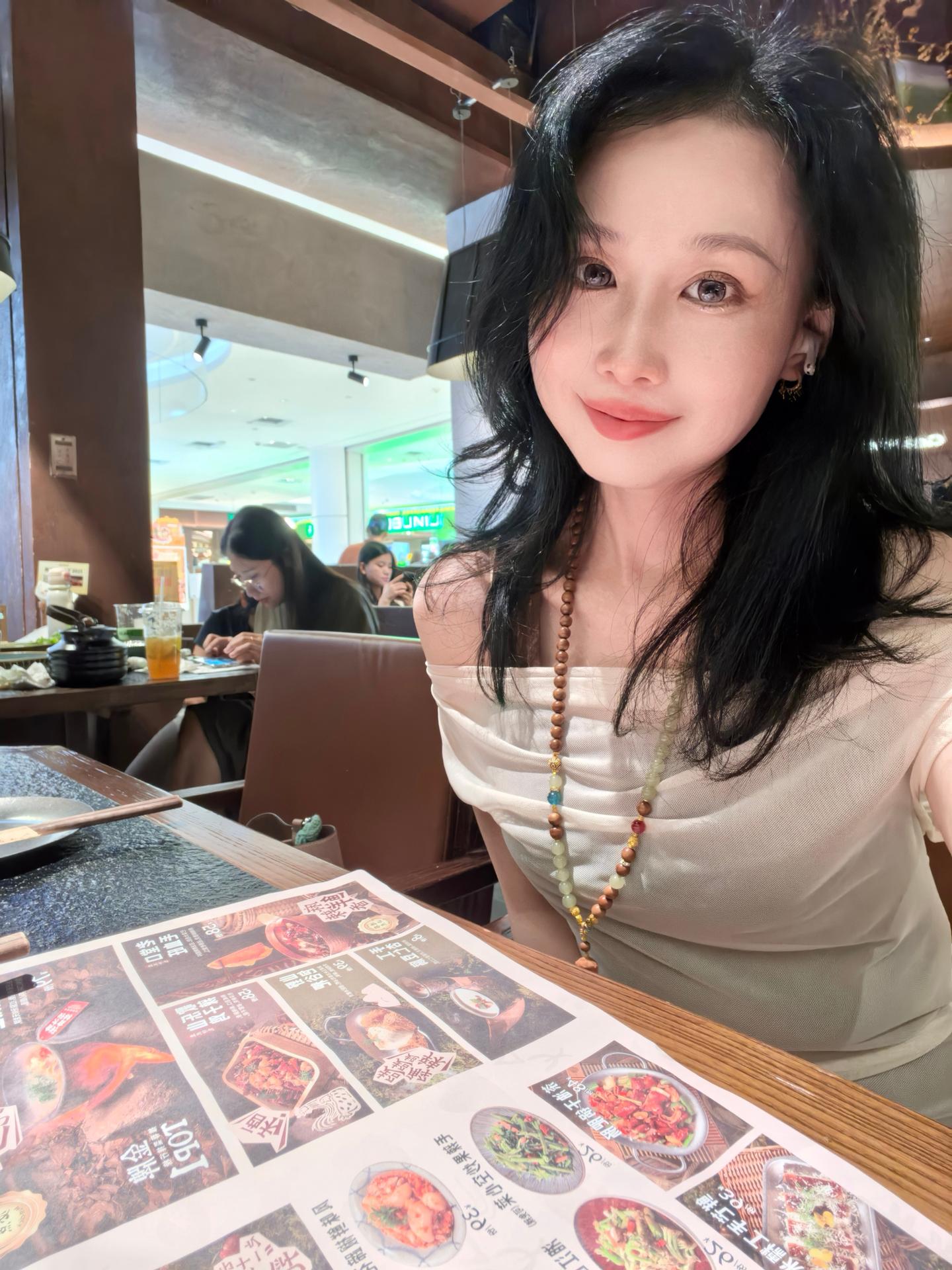蜜妮。42岁，小个子的我，觉得长裙也挺好看的