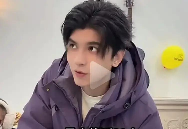 麦子甩出十万卢比。
现金。
分三摞。
七万推给叔叔，三万捏在手心。
加油用。
司