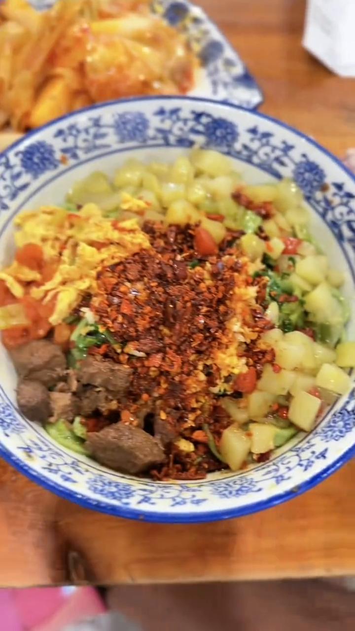 回西安这么长时间了，一直没有敢款款的吃饭面，今天说什么要一碗。昨天晚上睡觉前刷了