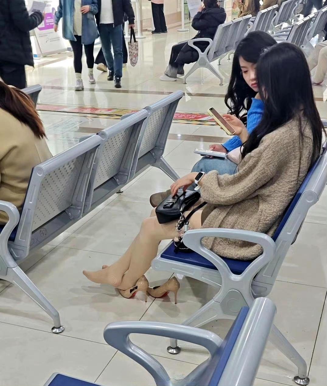 公共场所脱鞋子真的好吗？