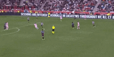 梅西弧顶闪展腾挪被绊倒，形成一个位置极佳的任意球机会