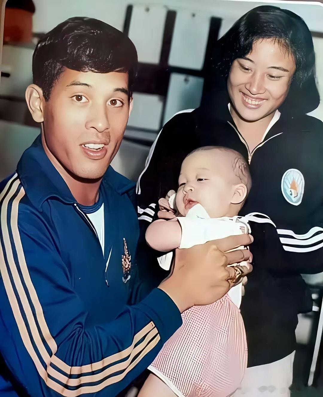 泰国颂莎瓦丽王妃69岁生日。唯一一个女儿还去世了，可怜的女人。 
