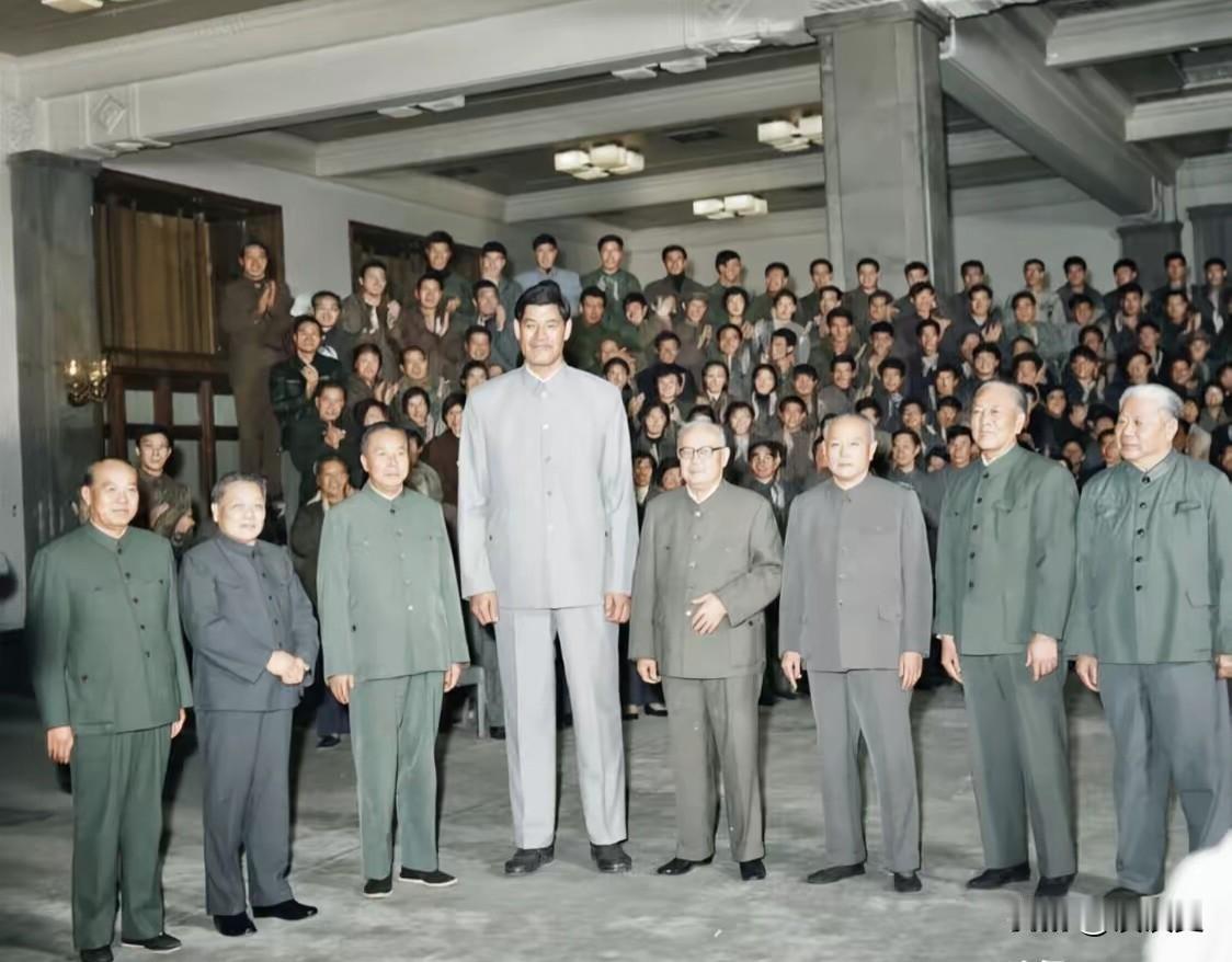 1978年，寒冬腊月，北京洋溢着喜庆的气氛，中央领导同志接见第八届亚运会中国体育