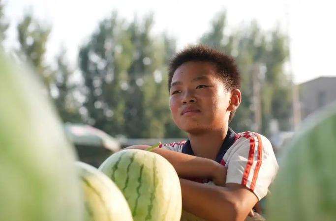 别人暑假睡到自然醒，这个13岁男孩却把闹钟定在凌晨2点。他不是去玩，也不是去补课