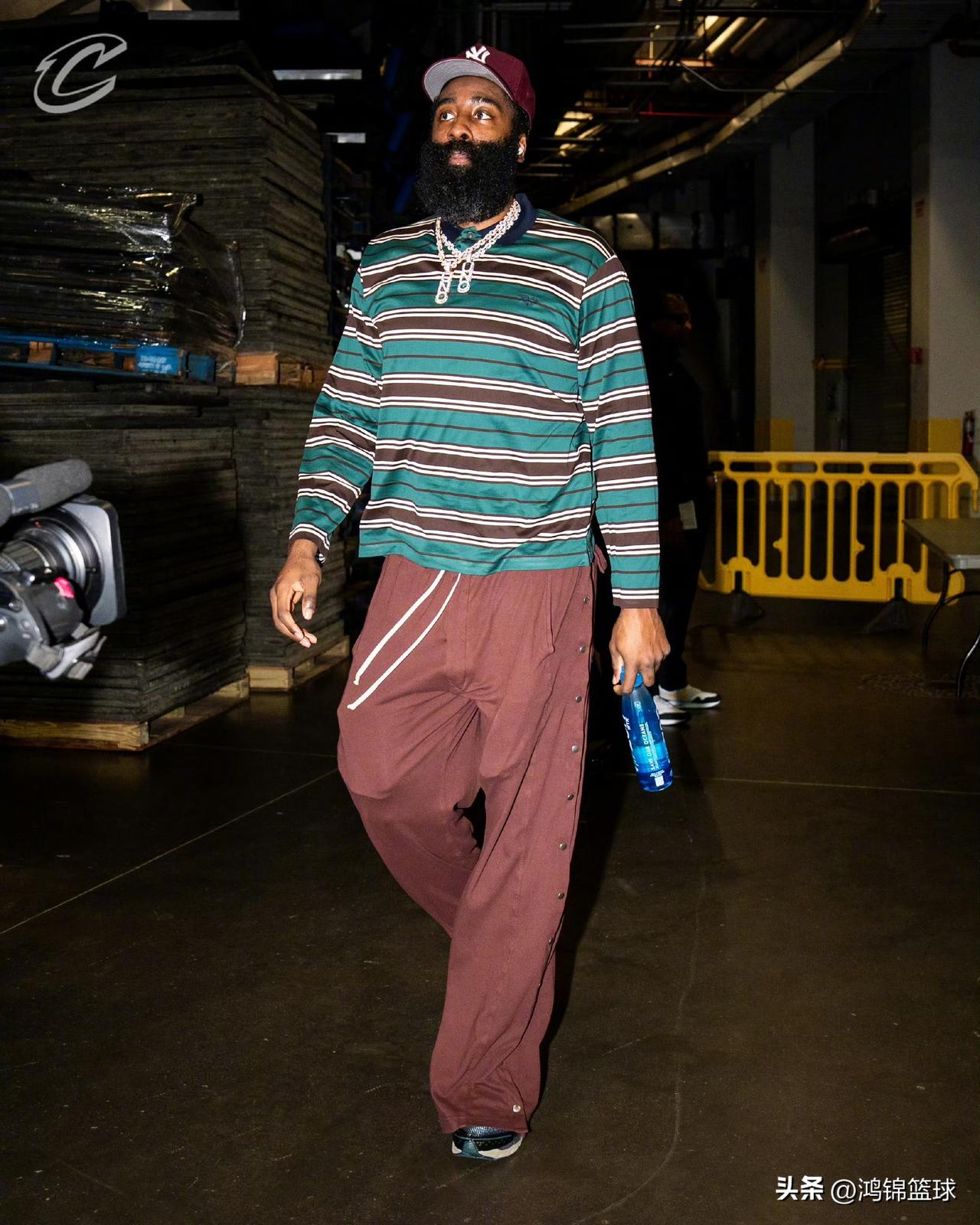 骑士迎战魔术！双核帅气入场，斯特鲁斯复出时间确定
 
今日上午，骑士主场迎战魔术