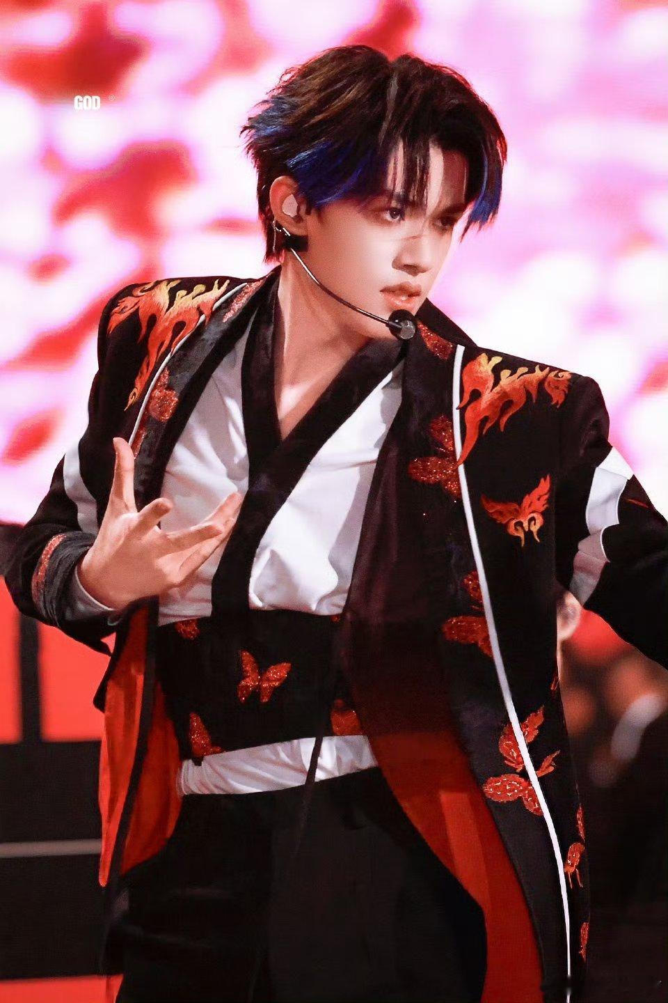 张极蓝发挑染帅出新高度！蓝发挑染自带清冷氛围感，少年感与酷飒气质双buff拉满，