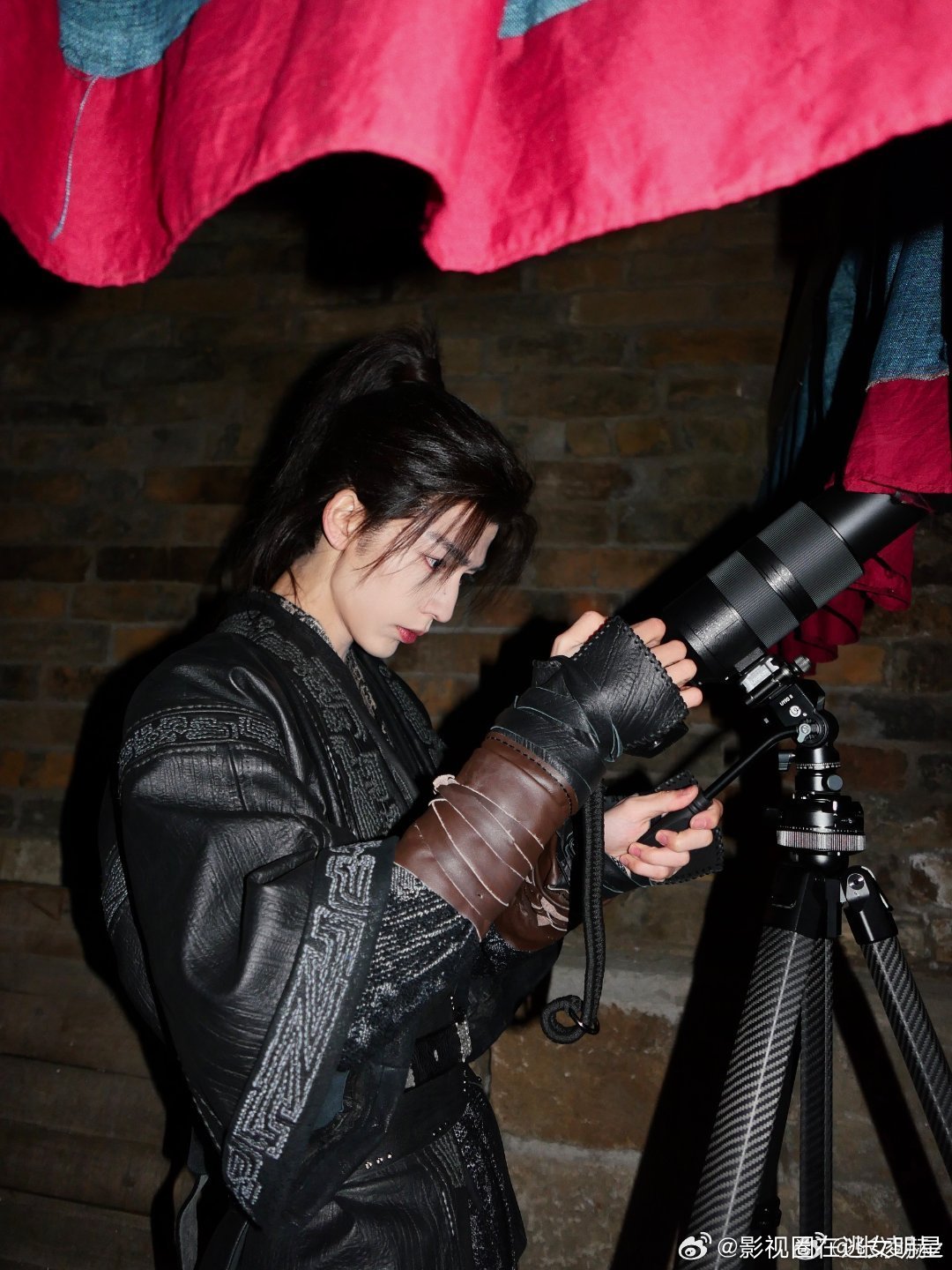 张凌赫的月亮拍摄记张凌赫拍厉得plog更新 张凌赫每天扛着上班的相机，原来是拿来
