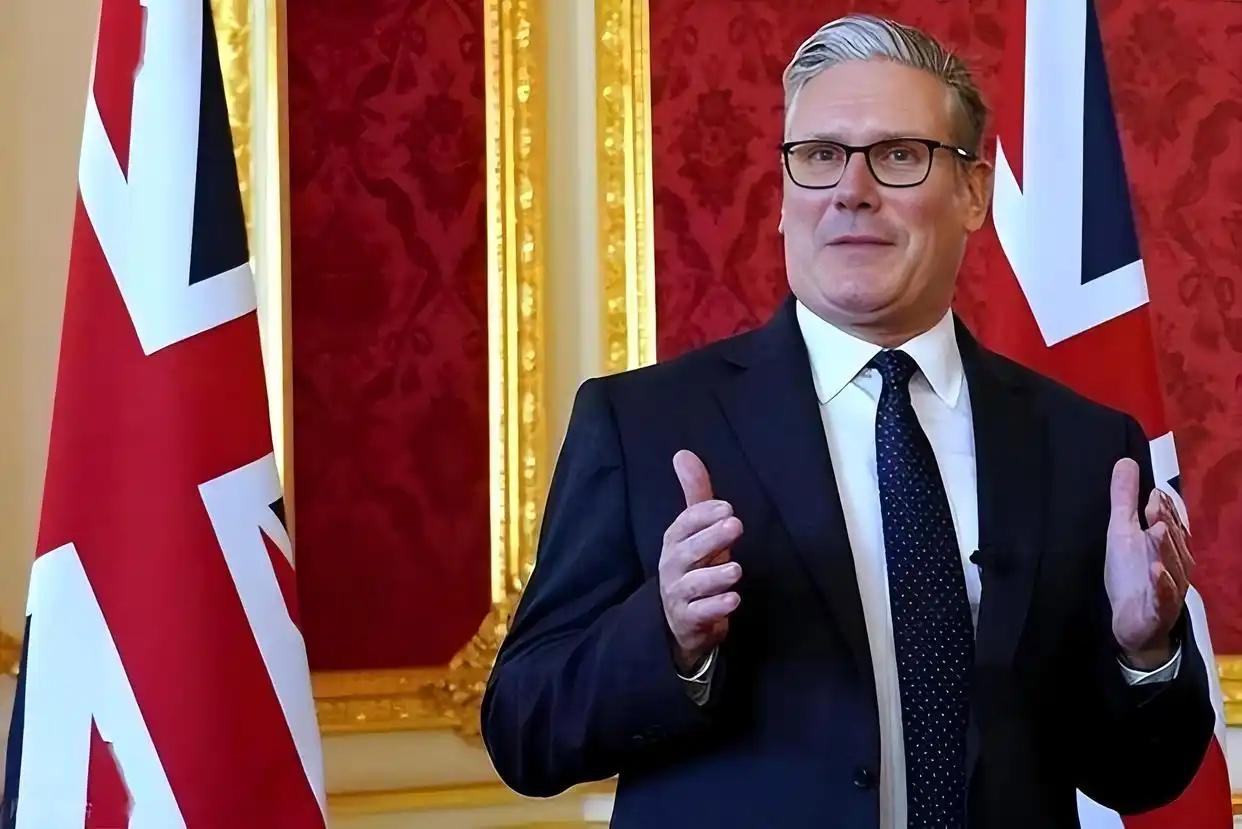 2月3日，斯塔默正式向英国下议院汇报他的访华成果，他言语恳切，甚至用“掩耳盗铃”