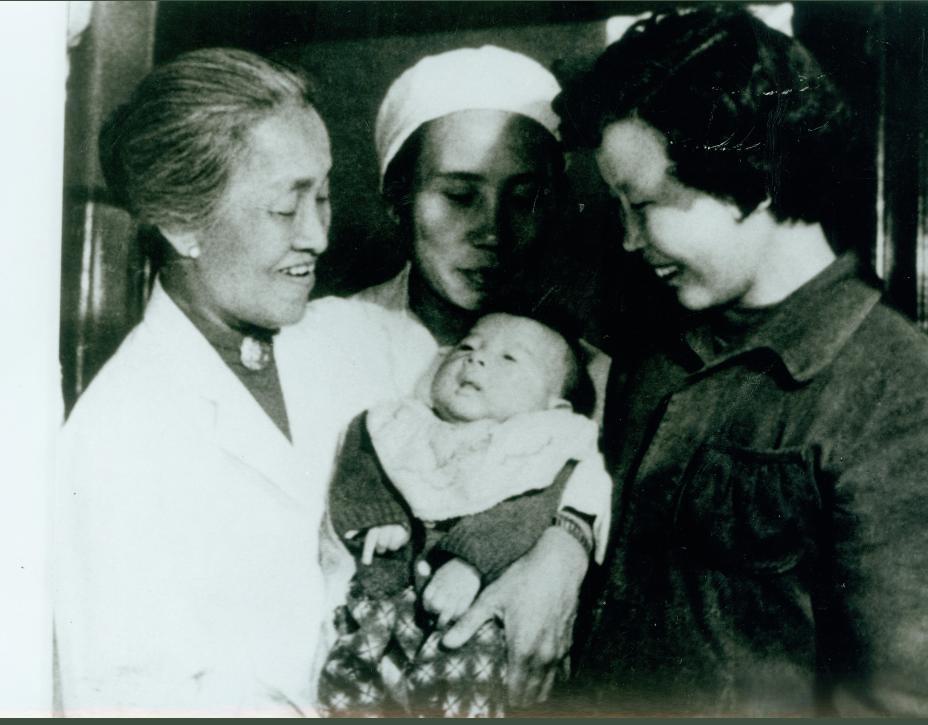 1964年，一名身患重症的孕妇正要进行手术，林巧稚拦下做手术的医生，说：让她出院