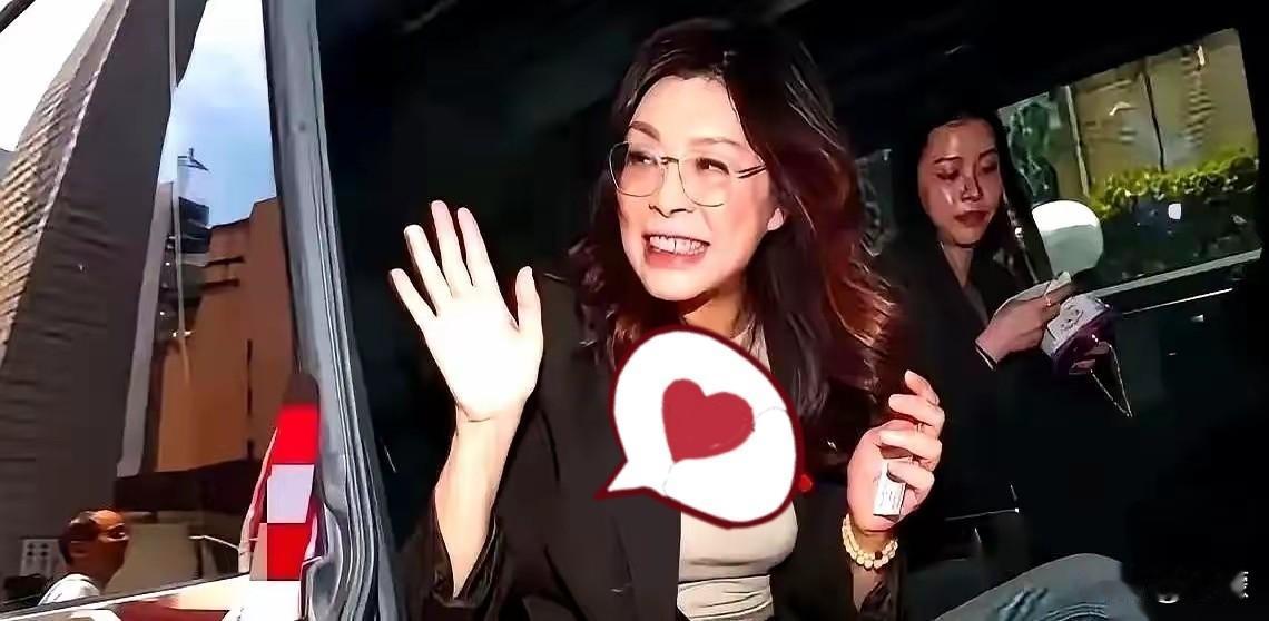 郑丽文刚踏出舱门，
就跟撞了堵“空气墙”似的——按往常的经验，这时候接机口该围满
