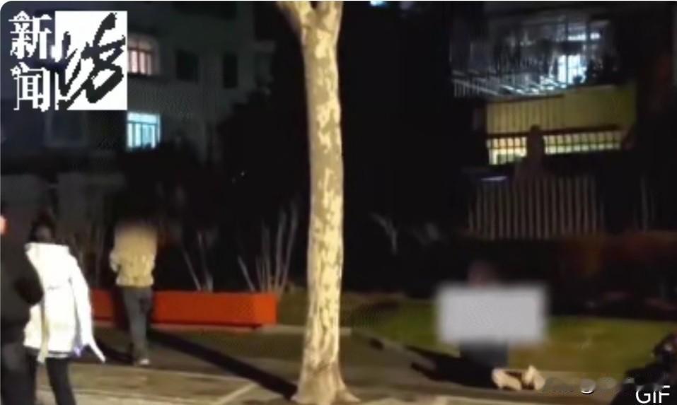 现在一些年轻父母的心里状态的确堪忧，要么溺爱的过分要么冷酷的让人心颤，对待孩子怎