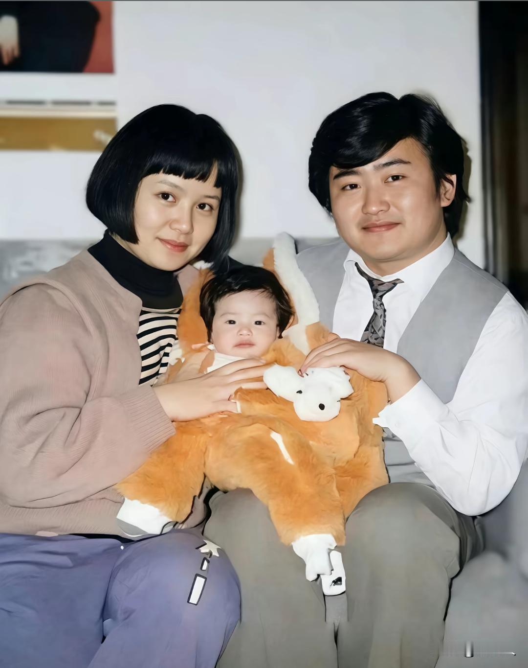 90年代，刘欢一家三口的合影。左边是妻子卢璐，怀里抱着的是女儿刘一丝。卢璐留着清