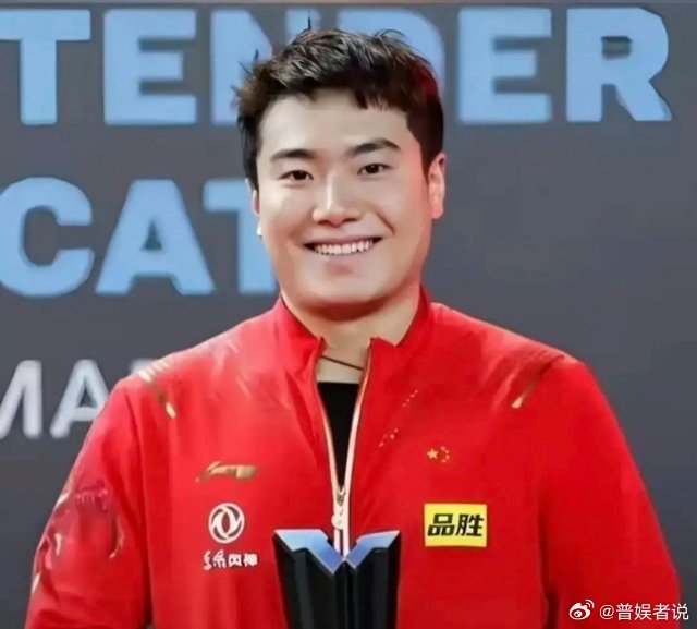 主持人问梁靖崑:“你当初为什么要去打乒乓球？”梁靖崑挠挠头，不好意思地小声说:“