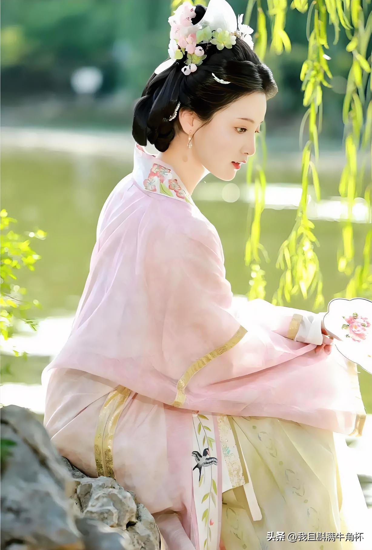 下联：杨柳风流正浅黄
上联：有请雅士[玫瑰][玫瑰][玫瑰]